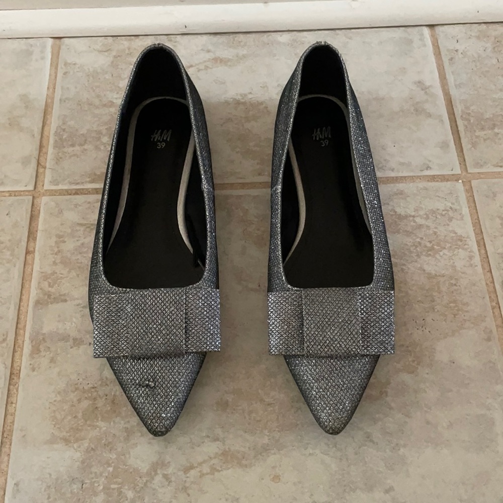 Sparkle point toe flats with bow detail.